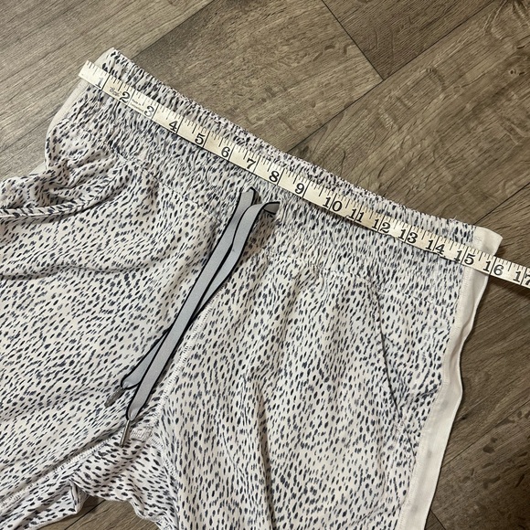 Lululemon Tearaway Pant in Dottie Dash Black/White Size 4 VGUC - Picture 10 of 16